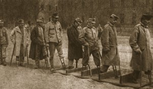 Brest-Litovskin sairaalassa: raajarikkoja itävaltalaisia, jotka harjoittelevat kävelyä tekoraajoilla, kuvasta "The Illustrated War News", 26. heinäkuuta 1916 (seepiakuva) tekijältä Photographer German