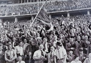 Italialaiset fanit tukevat urheilijoitaan olympialaisten stadionilla Berliinissä, Saksassa tekijältä Photographer German