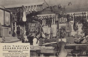 Johann Reiter, kielisoittimien valmistaja ja korjaaja, Mittenwald, Baijeri (b/w kuva) tekijältä Photographer German