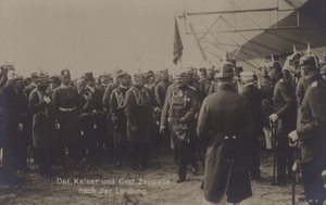 Keisari Wilhelm II ja saksalainen ilmalaivojen rakentaja Graf Ferdinand von Zeppelin yhden Zeppelinin ilmalaivan laskeutumisen jälkeen (m/v kuva) tekijältä Photographer German