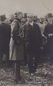 Keisari Wilhelm II ja saksalainen ilmalaivarakentaja Graf Ferdinand von Zeppelin Tegelin lentokentällä Berliinissä 29. elokuuta 1909 (b/w kuva) tekijältä Photographer German