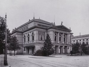 Leipzig: Gewandhaus ja Mendelssohnin muistomerkki (m/w kuva) tekijältä Photographer German