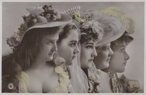 Naisten rivi historiallisessa mekossa (värikuva) tekijältä Photographer German