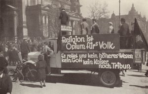 Kuorma-auto on täynnä kommunistisia iskulauseita Berliinin kaduilla Saksassa tekijältä Photographer German