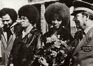 Syyskuun 11. päivänä 1972 Saksan demokraattisen tasavallan kansallisen kansanarmeijan sotilaat toivottivat sydämellisesti tervetulleeksi rohkean amerikkalaisen kommunistin ja kansalaisoikeuksien puolustajan Angela Davisin Brandenburgin portilla (m/v kuva) tekijältä Photographer German