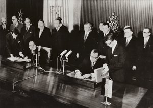 26. toukokuuta 1972 Saksan demokraattisen tasavallan ja Saksan liittotasavallan ensimmäinen valtiosopimus allekirjoitettiin liikennesopimus DDR:n pääkaupungissa Berliinissä (m/v kuva) tekijältä Photographer German