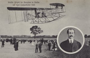 Orville Wright lentää lentokoneella Temelhofin lentokentän yllä Berliinissä (m/v kuva) tekijältä Photographer German