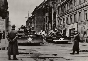 Erityisen vakavat provokaatiot aloitettiin 24. - 28. lokakuuta 1961, kun raskaasti aseistetut Yhdysvaltain sotilaat, panssarivaunujen tukemana, loukkasivat toistuvasti Saksan demokraattisen tasavallan osavaltion rajaa (b/w kuva) tekijältä Photographer German