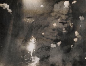 Valokuva otettu kun Royal Air Force Lancasters hyökkäsi Dresdeniin (m/w kuva) tekijältä Photographer German