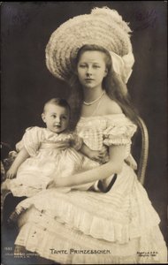 Kuningatar Viktoria Luise prinsessatätinä tekijältä Photographer German