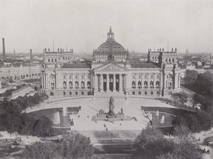 Reichstag-rakennus ja Bismarck-monumentti (m/w kuva) tekijältä Photographer German