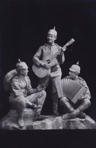 Veistos, joka esittää ryhmää ensimmäisen maailmansodan saksalaisia sotilaita soittamassa musiikkia (m/w kuva) tekijältä Photographer German