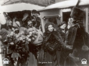 Marlene Dietrichin elokuvasta "Tulipunainen keisarinna", jossa esiintyy Marlene Dietrich tekijältä Photographer German