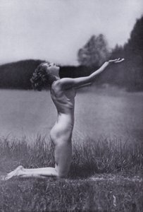 Kaunis keho, fyysinen kulttuuri naisille (s/w valokuva) tekijältä Photographer German
