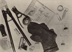 Länsi-Berliinistä 9. joulukuuta 1961 tunkeutuneen terroristin Wohlfarthin laitteet... (valkovalkoinen kuva) tekijältä Photographer German
