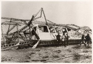 Zeppelin LZ10 "Schwaben" rauniot sen tuhon jälkeen 28. kesäkuuta 1912 (b/w kuva) tekijältä Photographer German