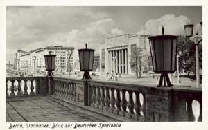 Näkymä Deutsche Sporthallelle, Stalinallee, Itä-Berliini, 1950-luku (b/w kuva) tekijältä Photographer German