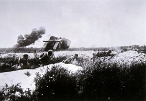 Ensimmäisen maailmansodan saksalaiset iskusotilaat liekinheittimellä aseistetut, vangitun brittiläisen Mark IV -panssarivaunun tukemana tekijältä Photographer German