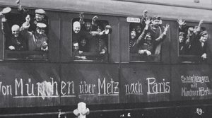 Ensimmäisen maailmansodan saksalaiset joukot lähtevät rintamalle rautatievaunussa viestillä "Münchenistä Metzin kautta Pariisiin", syyskuu 1914 (b/w kuva)