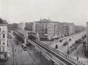 Wiener Strasse ja kohotettu rautatieasema (m/w kuva) tekijältä Photographer German