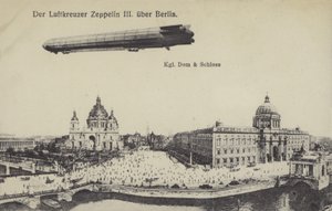 Zeppelin LZ III lentää Berliinin yli (m/w kuva) tekijältä Photographer German