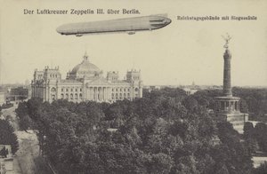 Zeppelin LZ III lentää Berliinin yli (m/w kuva) tekijältä Photographer German