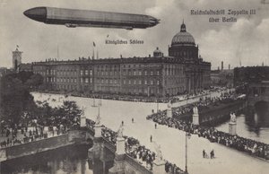 Zeppelin LZ III lentää Berliinin kaupunginpalatsin yllä (m/v kuva) tekijältä Photographer German