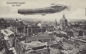 Zeppelin-ilmalaiva lentää Berliinin yli (b/w kuva) tekijältä Photographer German