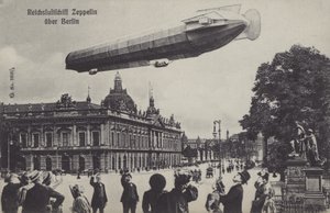 Zeppelin-ilmalaiva lentää Berliinin yli (b/w kuva) tekijältä Photographer German