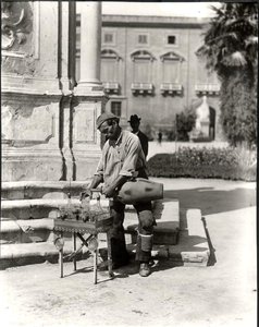 Vedenmyyjä, elokuvasta "Life in Naples" (m/w kuva) tekijältä Photographer Italian