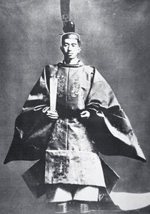 Hirohito, Japanin keisari valtaistuimellaan