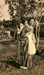 Japanilainen äiti ja vauva