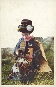 Japanilainen nainen yllään perinteinen puku (värikuva) tekijältä Photographer Japanese