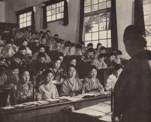 Nuoret japanilaiset naiset viimeisellä vuotellaan naisten yliopistossa Tokiossa (m/v kuva)