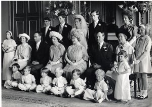 Ryhmähääkuva Lord Hartingtonista ja Amandasta HM the Queenin ja Queen Motherin kanssa, 28. kesäkuuta 1967 (m/v kuva)