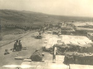 Näkymä Phaistos-palatsin kaivauksista, Luigi Pernierin ja Federico Halbherrin johtama italialainen arkeologinen tehtävä, Kreeta, Kreikka tekijältä Blaise Nicolas Le Sueur