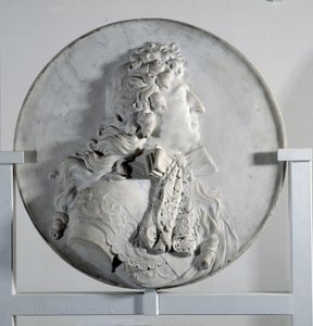 Matala kohokuvio Louis XIV:tä (1638-1715) edustava medaljonki (marmori) tekijältä Pierre Puget
