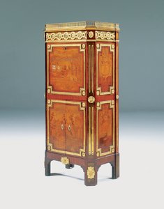Ludvig XV:n sihteeri abattantti (ormolu-asennettu kuningaspuu, amarantti ja intarsia)