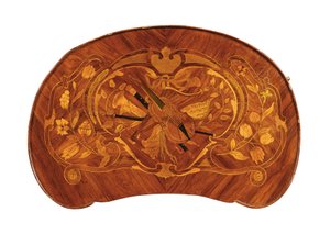 Ludvig XV pöytä a ecrire, n. 1750 (tulppaanipuu ja intarsia) (katso myös 463005)