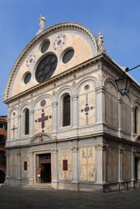 Pietro Lombardon ja hänen poikiensa näkymä Santa Maria dei Miracolin kirkolle Venetsiassa (Venezia) vuonna 2007. tekijältä Pietro Tullio and Antonio I Lombardo