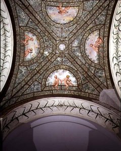 Ang semicircular ionic portico, detalye ng ceiling vault na pinalamutian ng putti sa isang gardenfinn tekijältä Pietro Venale