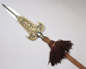 Ranskan kuninkaan Ludvig XIV:n (1638-1715) vartijan keihäs (puuhun asetettu teräs ja kulta)
