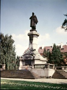 Adam Mickiewiczin (1798-1855) patsas pystytettiin vuonna 1898 tekijältä Polish School