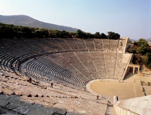 Näkymä Epidauruksen teatterista, jonka arkkitehti Polyclete le Jeune on toteuttanut Kreikassa. tekijältä Polycletus (active c.450 c.415 BCE)