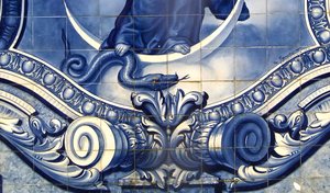 Yksityiskohta koristepaneelista, jossa neitsyt Maria murskaa käärmeen, Lamego, Portugali. 1738 (keraamiset laatat) tekijältä Portuguese School