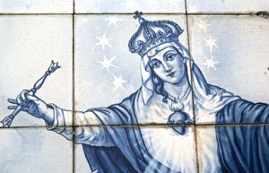 Yksityiskohta Neitsyt Marian koristeellisesta paneelista, joka näyttää hänen murskaavan käärmeen, Lamego, Portugali. 1738 (keraamiset laatat) tekijältä Portuguese School