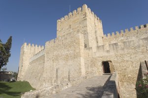 Näkymä linnan ulkopuolelta tekijältä Portuguese School
