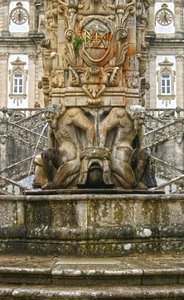 Myyttinen Atlantes obeliskin juurella, Lamego, Portugali. 1738 (graniitti) tekijältä Portuguese School