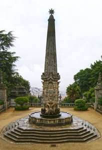 Nossa Senhora dos Remedios -obelikin pyhäkkö, Lamego, Portugali. 1738 (graniitti) tekijältä Portuguese School