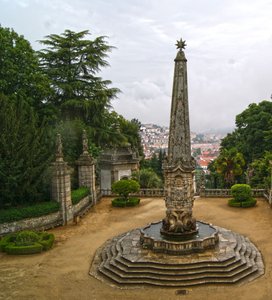 Nossa Senhora dos Remedios -obelikin pyhäkkö, Lamego, Portugali. 1738 (graniitti)